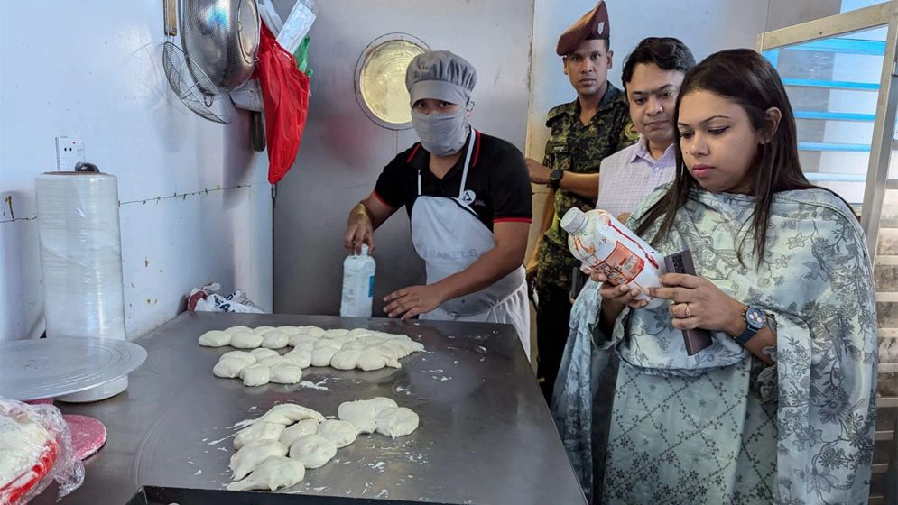 আকিজ বেকারিকে ৪ লাখ টাকা জরিমানা