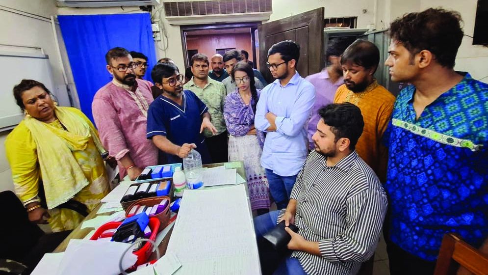 পূজামণ্ডপে হামলা, আহতদের দেখতে হাসপাতালে নাহিদ ইসলাম