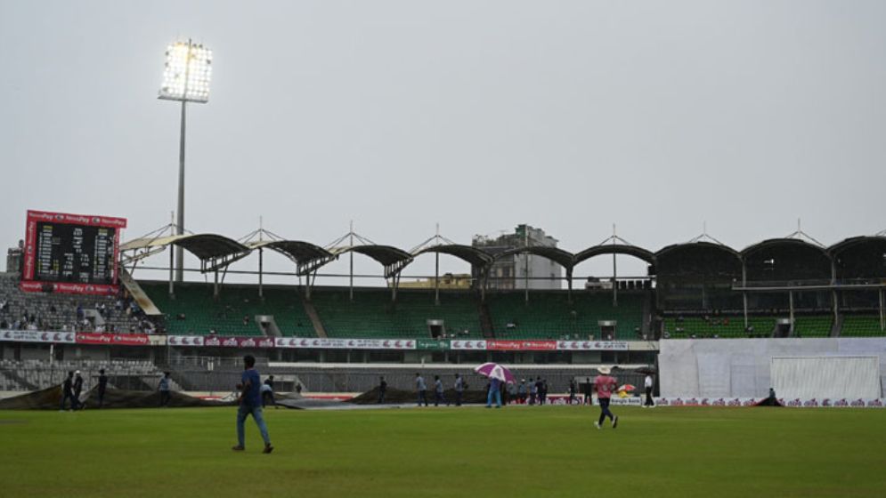 আলোকস্বল্পতায় ফের খেলা বন্ধ