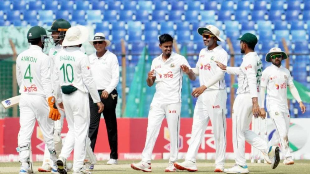পাঁচশ ছাড়িয়ে চা বিরতিতে দক্ষিণ আফ্রিকা