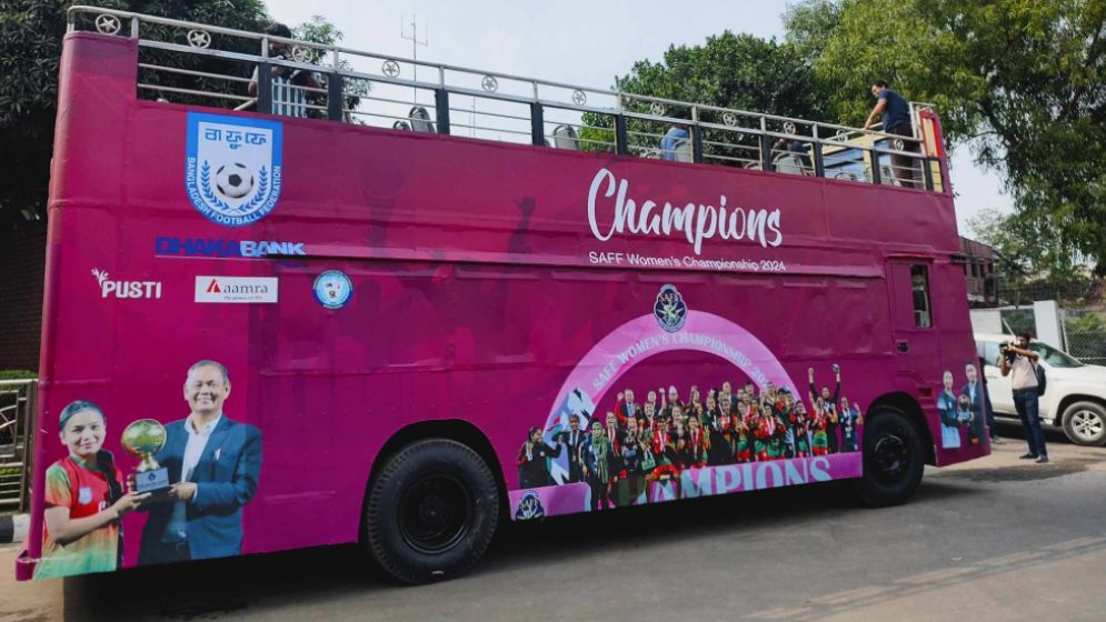 যে পথে যাবে সাফজয়ীদের ছাদখোলা বাস