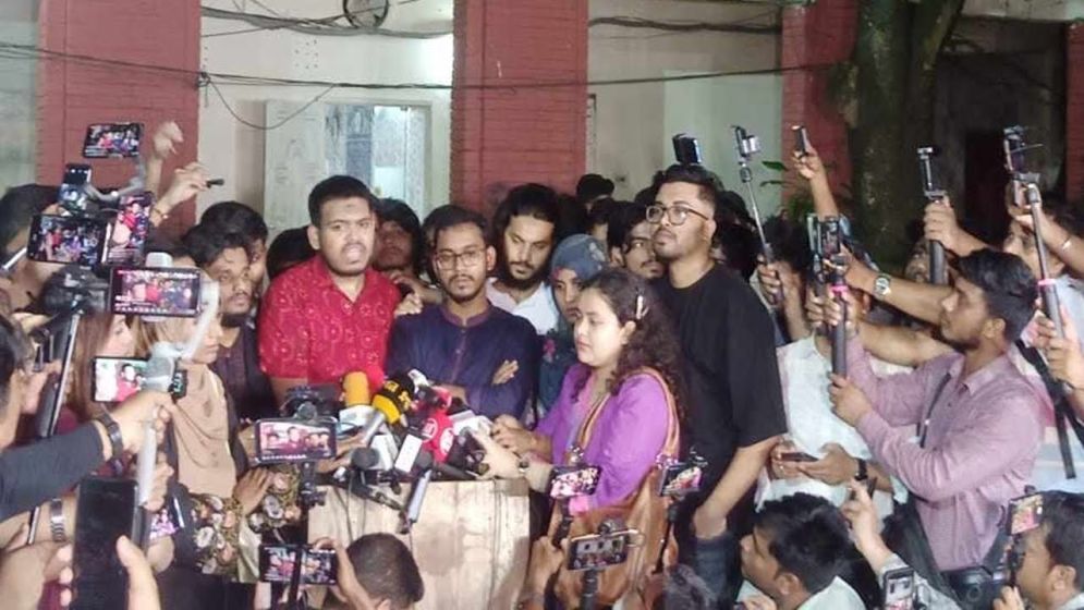 ঢাবির ৩৯১ ছাত্রলীগ নেতাকর্মীর বিরুদ্ধে মামলা সমন্বয়ক মাহিনের, জানালেন হাসনাত