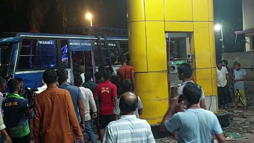 লক্ষ্মীপুরে বাসে গ্যাস নেয়ার সময় সিলিন্ডার বিস্ফোরণে নিহত ৩