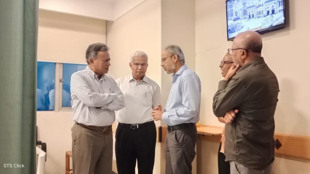 সাংবাদিক সুমন মাহমুদের মাকে দেখতে হাসপাতালে বিএনপির সিনিয়র নেতারা