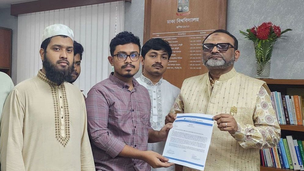 ভর্তি ফি কমানোর দাবিতে ঢাবি উপাচার্যকে শিবিরের স্মারকলিপি প্রদান