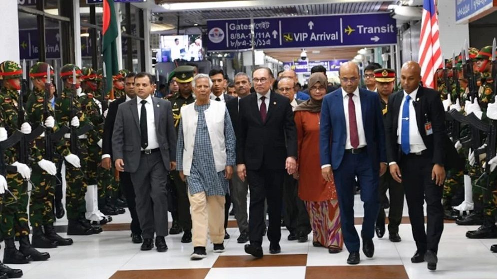 ঢাকা ছাড়লেন মালয়েশিয়ার প্রধানমন্ত্রী, বন্ধুকে বিমানবন্দরে বিদায় জানালেন ড. ইউনূস