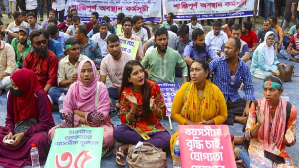 বয়সসীমা ৩৫, প্রজ্ঞাপনের দাবিতে আমরণ অনশনে শিক্ষার্থীরা