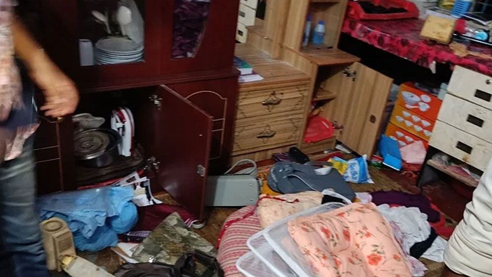 কয়রায় ভোরের কাগজ সাংবাদিকের বাড়ি লুটপাট, স্ত্রী-সন্তানকে মারধর