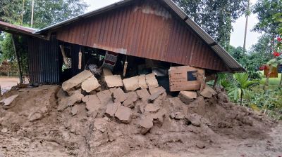 পানির তোড়ে বিলীন হলো গ্রামের সব মাটির ঘড়