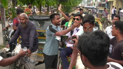 সাবেক এমপি হেনরি গ্রেপ্তারে সিরাজগঞ্জে মিষ্টি বিতরণ