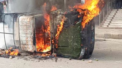 পোশাক শ্রমিকদের বিক্ষোভ: সেনাবাহিনী ও পুলিশের গাড়িতে আগুন, গুলিবিদ্ধ ২