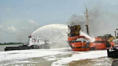 নিভেছে জাহাজের আগুন, ৩১ ক্রুর সবাইকে জীবিত উদ্ধার