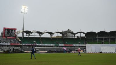 আলোকস্বল্পতায় ফের খেলা বন্ধ