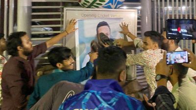 মিরপুর স্টেডিয়াম চত্বরে সাকিবের ছবিতে জুতাপেটা