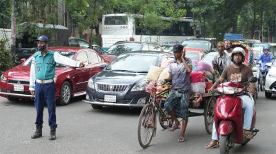 রাজধানীর সড়কে শৃঙ্খলা ফেরাতে ট্রাফিক সেবার আয়োজন