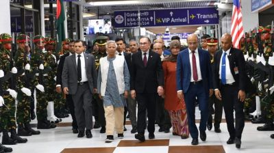 ঢাকা ছাড়লেন মালয়েশিয়ার প্রধানমন্ত্রী, বন্ধুকে বিমানবন্দরে বিদায় জানালেন ড. ইউনূস