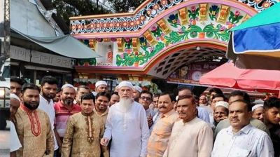 সাবেক প্রতিমন্ত্রী অধ্যাপক রেজাউল করিমের পূজা মণ্ডপ পরিদর্শন 