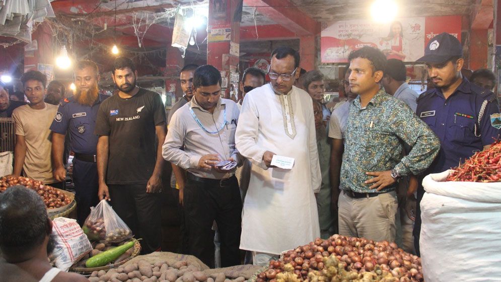 পাবনায় জেলা প্রশাসন ও ভোক্তা অধিকারের যৌথ অভিযান, বিভিন্ন প্রতিষ্ঠানকে জরিমানা