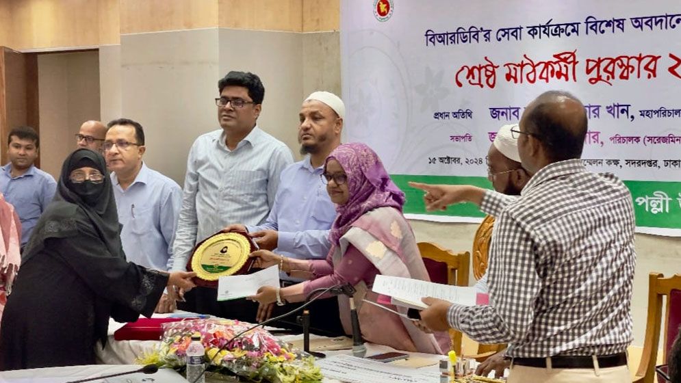 বিআরডিবি’র শ্রেষ্ঠ মাঠ সংগঠক হিসেবে পুরস্কার পেলেন কাপ্তাইয়ের জয়নাব বেগম