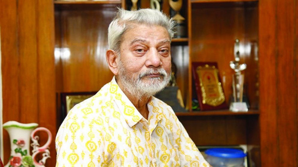 প্রবীর মিত্রের দিনকাটে হুইলচেয়ার ও বিছানায়