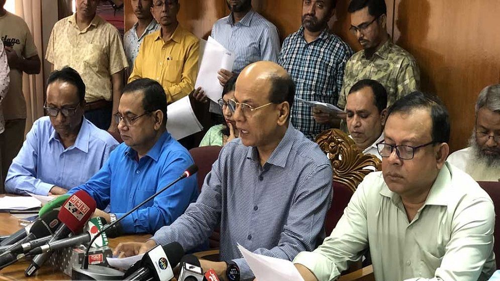বিক্ষোভ-অবরোধের মুখে পদত্যাগের ঘোষণা ঢাকা শিক্ষা বোর্ডের চেয়ারম্যানের