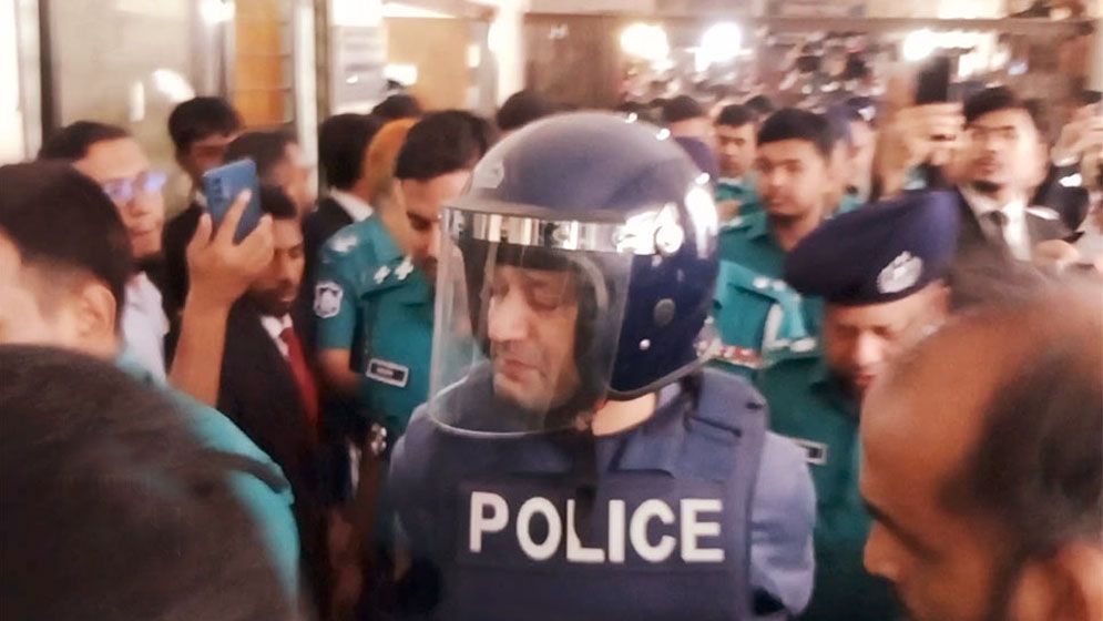 ব্যারিস্টার সুমনকে কারাগারে পাঠানোর নির্দেশ