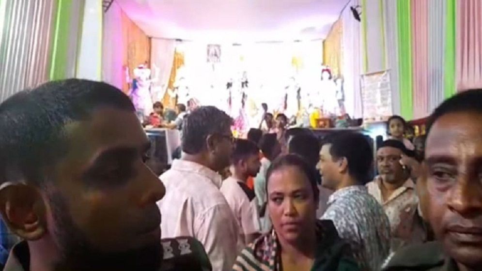 তাঁতীবাজারে পূজামণ্ডপে পেট্রল বোমাসদৃশ বোতল নিক্ষেপ-ছুরিকাঘাত, আহত ৪, আটক ৩