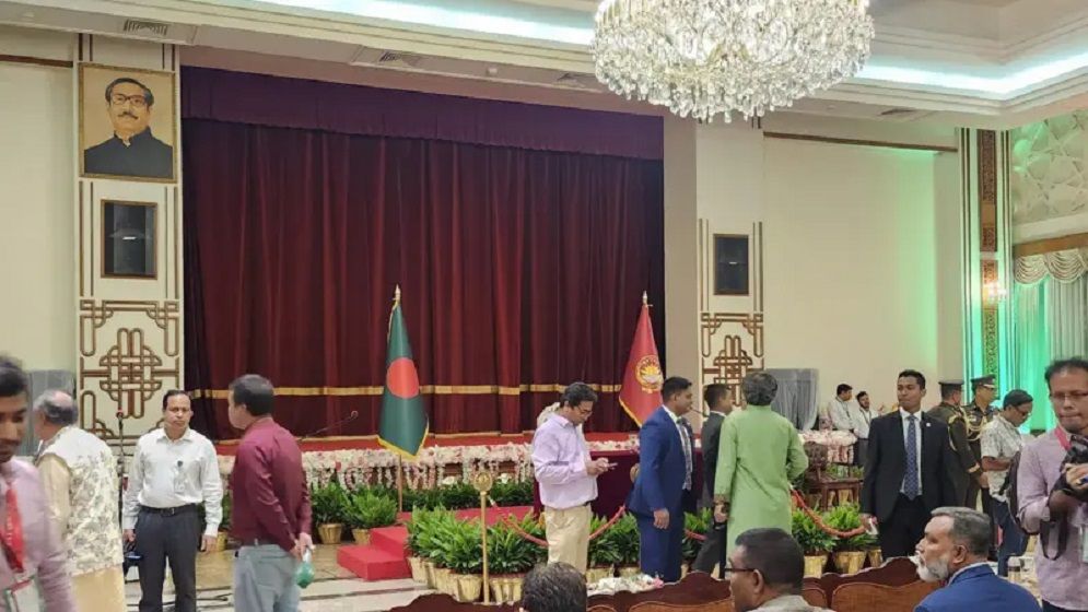 শেখ মুজিবের ছবি সরানো নিয়ে আলোচনা-বিতর্কের রাজনৈতিক গুরুত্ব কী?