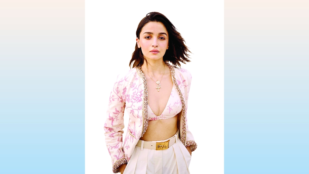 জিগরা’র ভরাডুবির পর দক্ষিণে মন আলিয়ার