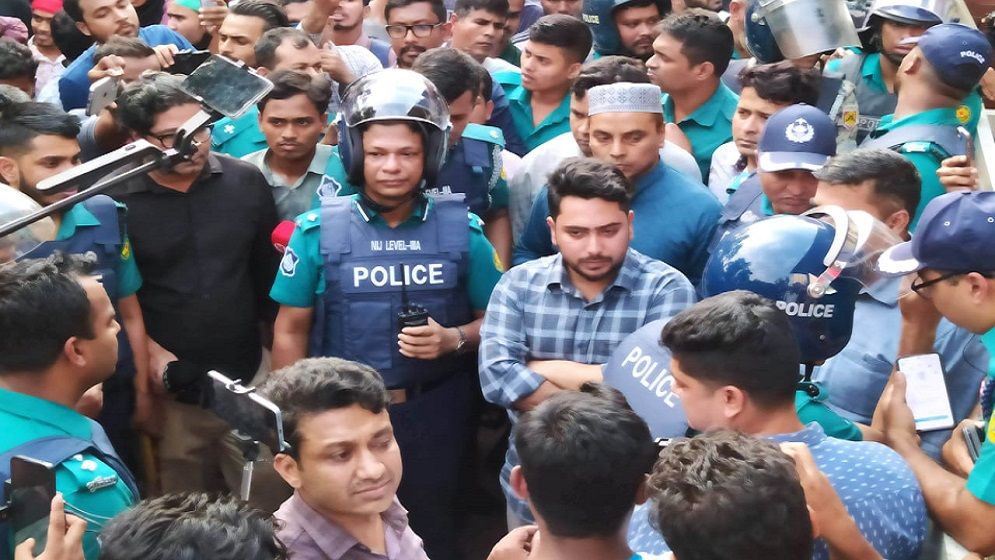 সচিবালয়ে তথ্য উপদেষ্টা, শিক্ষা সচিব ও জবি ছাত্র প্রতিনিধিদের বৈঠকে যে আলোচনা হলো
