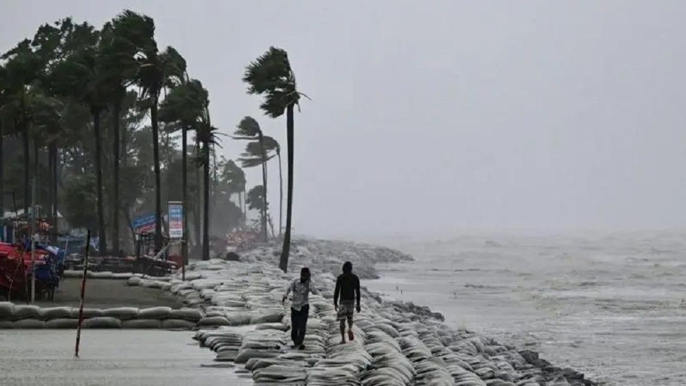 বঙ্গোপসাগরের নিম্নচাপটি গভীর নিম্নচাপে পরিণত, সমুদ্রবন্দরে সতর্ক সংকেত