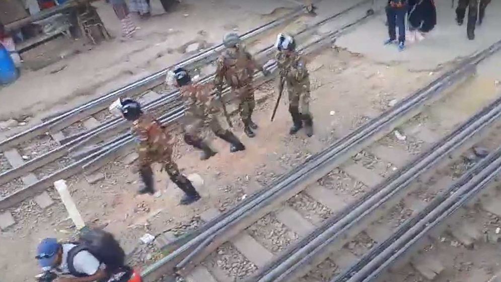 অটোরিকশা চালকদের ধাওয়া দিলো সেনাবাহিনী