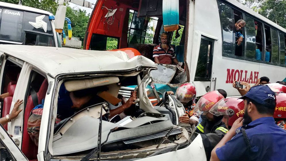 অক্টোবরে ৪০৫ সড়ক দুর্ঘটনা, নিহত ৩৭৭