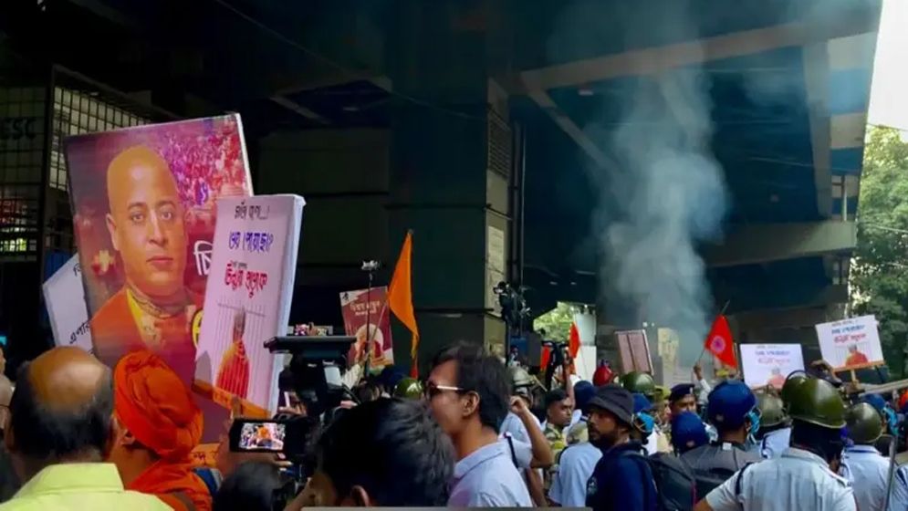 কলকাতায় পতাকা পোড়ানোতে তীব্র নিন্দা বাংলাদেশের, চিন্ময়ের আইনি অধিকার চায় ভারত