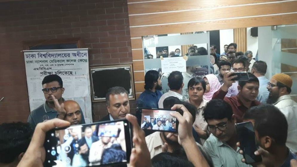 সাংবাদিকদের ওপর চড়াও হলেন ন্যাশনালের শিক্ষার্থী-ডাক্তাররা