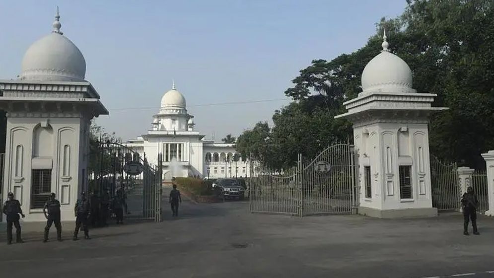 হাইকোর্টের বিচারপতির দিকে ডিম ছুড়লেন আইনজীবী