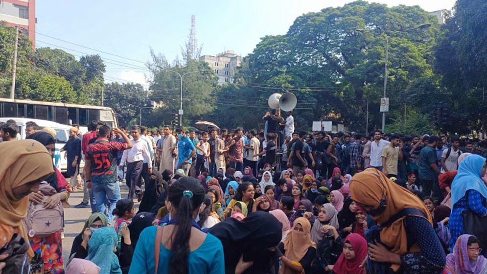 শিক্ষা মন্ত্রণালয় ঘেরাও জবি শিক্ষার্থীদের