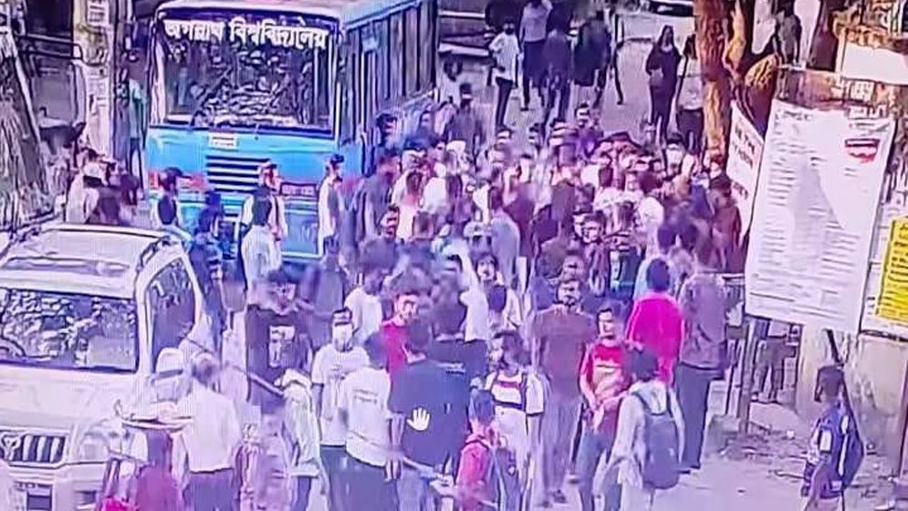 মারামারির ভিডিও করায় জবিতে সাংবাদিকের ওপর ছাত্রদলের হামলা