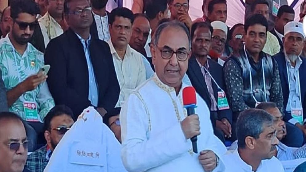 বুকের তাজা রক্ত ঢেলে দিয়ে মুক্তিযুদ্ধ করা মানুষের এ দেশ
