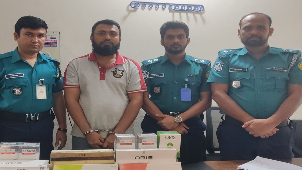 মিরপুরে বিপুল পরিমাণ ভারতীয় সিগারেটসহ গ্রেপ্তার ১