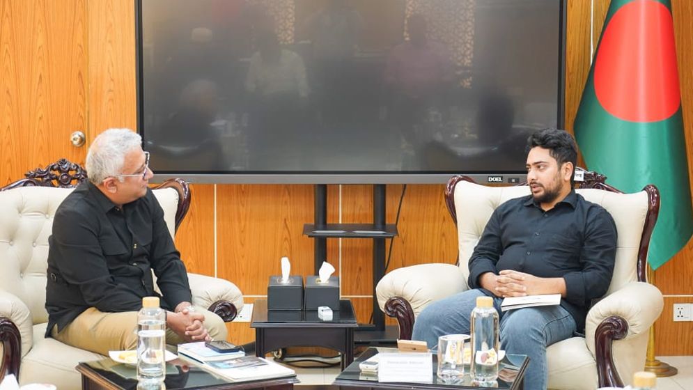 আহতদের চিকিৎসা সহায়তা প্রদানের আহ্বান উপদেষ্টা নাহিদের