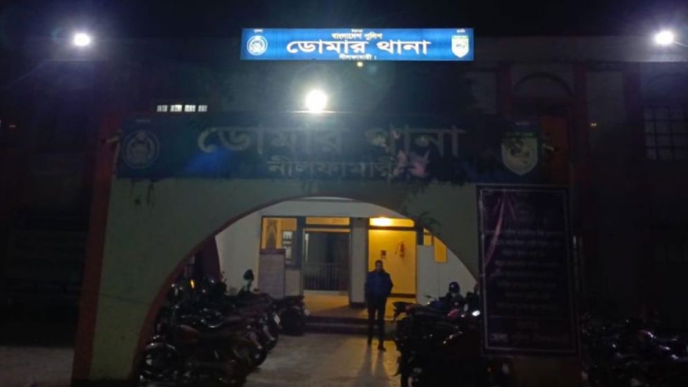 স্ত্রীর গলা কেটে হত্যাচেষ্টা, স্বামীকে পুলিশে দিলেন স্থানীয়রা