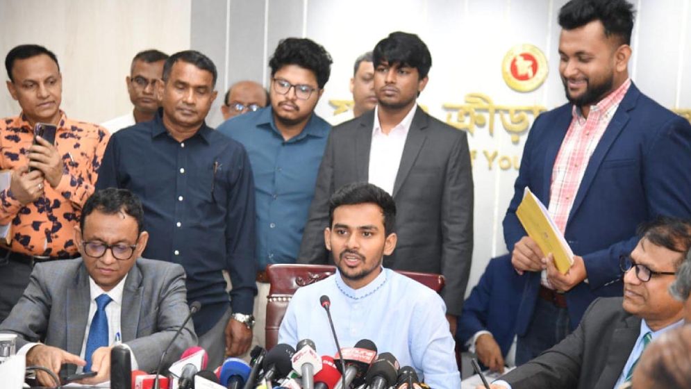 বিসিবি জোড়াতালি দিয়ে চলছে: আসিফ মাহমুদ