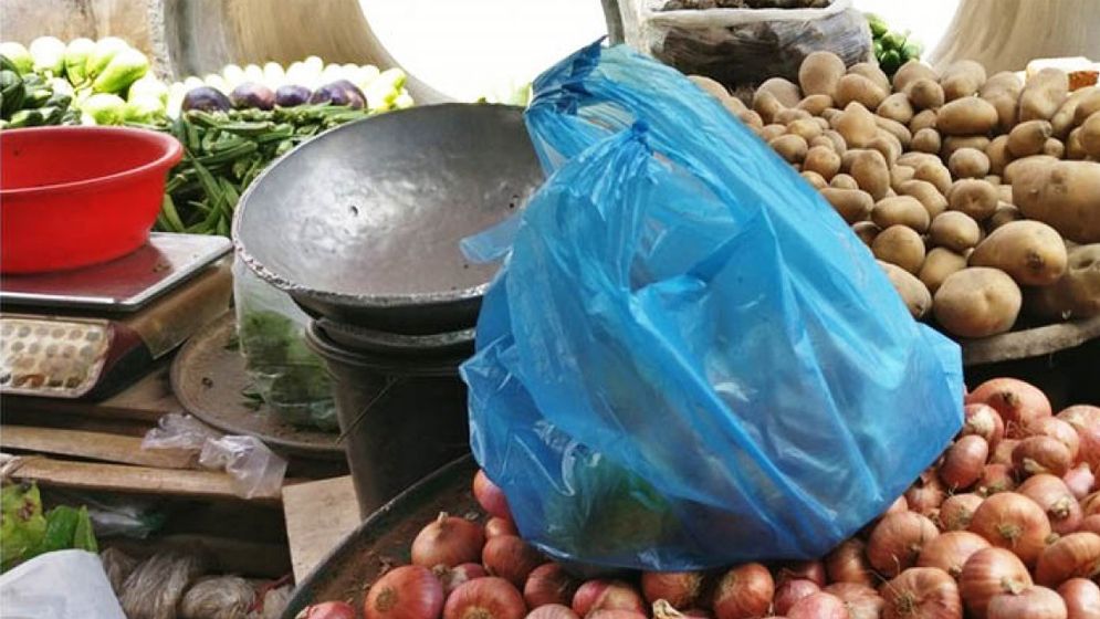 আজ থেকে কাঁচাবাজারেও পলিথিনের ব্যাগ নিষিদ্ধ