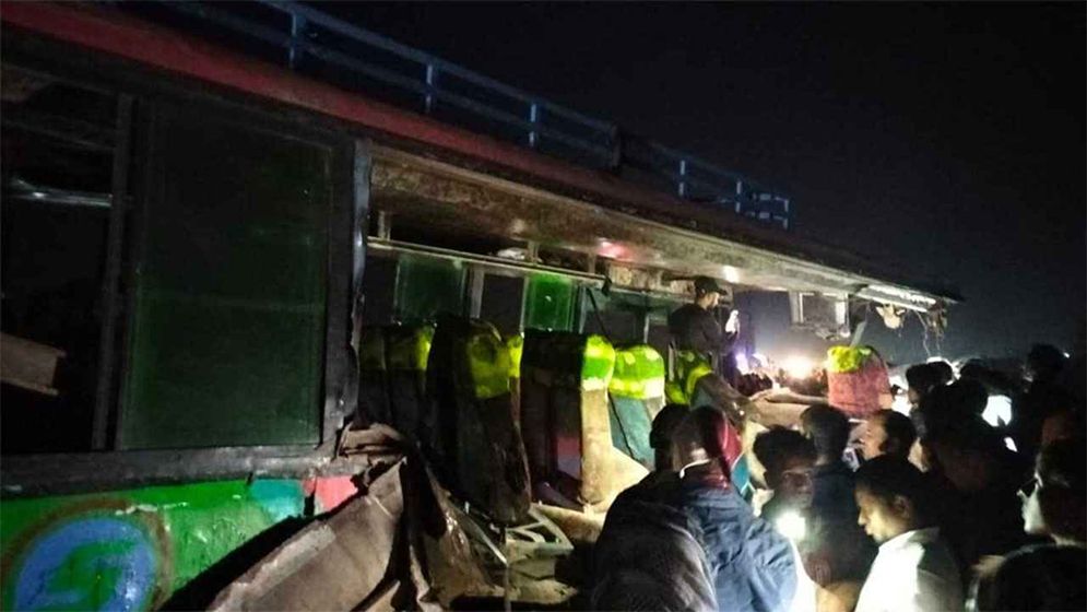 বাস-ট্রাক সংঘর্ষে ৪ পোশাকশ্রমিক নিহত 