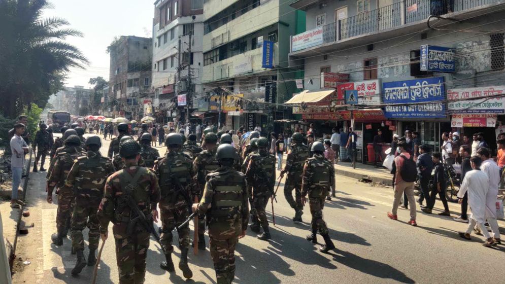 সেনাবাহিনী দেখে পালালেন রিকশাচালকরা, ধাওয়া দিলেন পথচারীরা