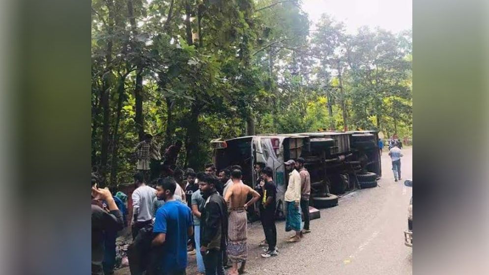 নিয়ন্ত্রণ হারিয়ে পূর্ণার্থীবাহী বাস উল্টে আহত ২০