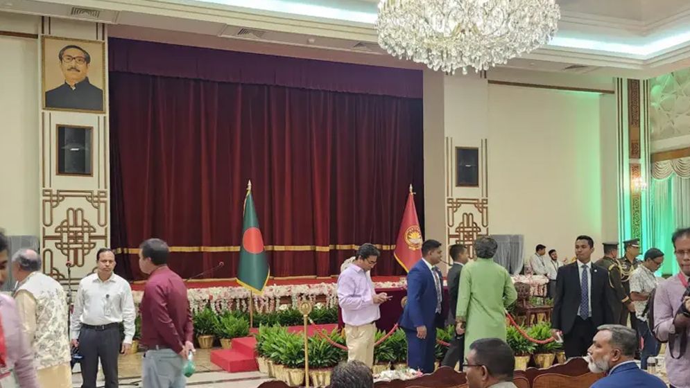 শেখ মুজিবের ছবি সরানো নিয়ে আলোচনা-বিতর্ক, এর রাজনৈতিক গুরুত্ব কী?
