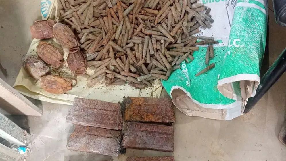 রাজধানীতে পরিত্যক্ত অবস্থায় ৬ হ্যান্ডগ্রেনেড ও ৭২৬ গুলি উদ্ধার