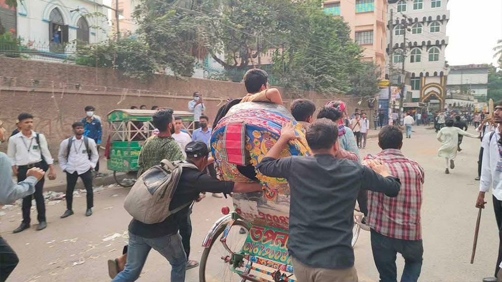 সোহরাওয়ার্দী-নজরুল কলেজ ভাঙচুর, হাসপাতাল প্রাঙ্গণ ছাড়লো শিক্ষার্থীরা